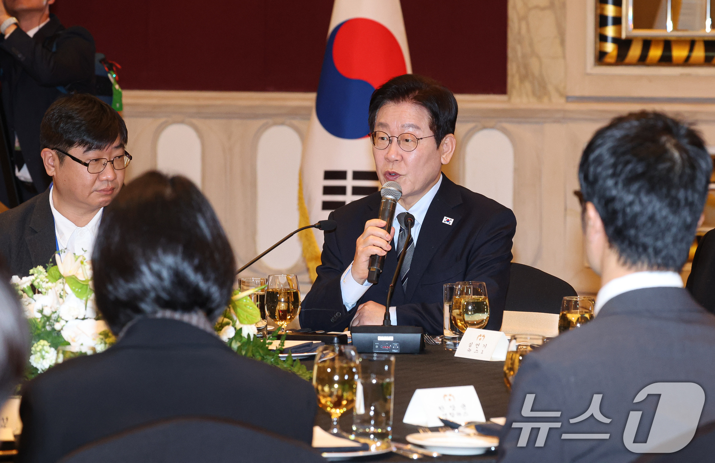 (상하이(중국)=뉴스1) 허경 기자 = 중국을 국빈방문 중인 이재명 대통령이 7일 상하이시에서 열린 순방기자단 오찬간담회에서 발언하고 있다. 2026.1.7/뉴스1