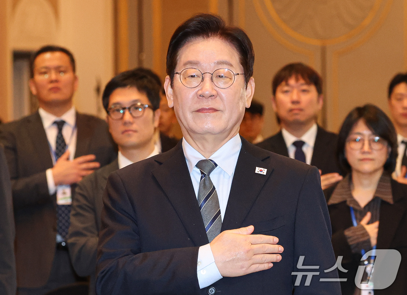 (상하이(중국)=뉴스1) 허경 기자 = 중국을 국빈방문 중인 이재명 대통령이 7일 상하이시에서 열린 순방기자단 오찬간담회에서 국민의례를 하고 있다. 2026.1.7/뉴스1