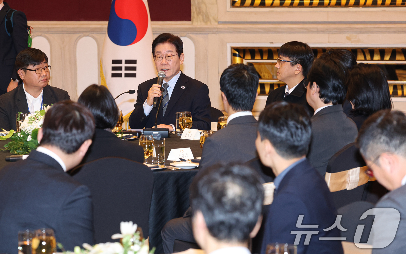 (상하이(중국)=뉴스1) 허경 기자 = 중국을 국빈방문 중인 이재명 대통령이 7일 상하이시에서 열린 순방기자단 오찬간담회에서 발언하고 있다. 2026.1.7/뉴스1