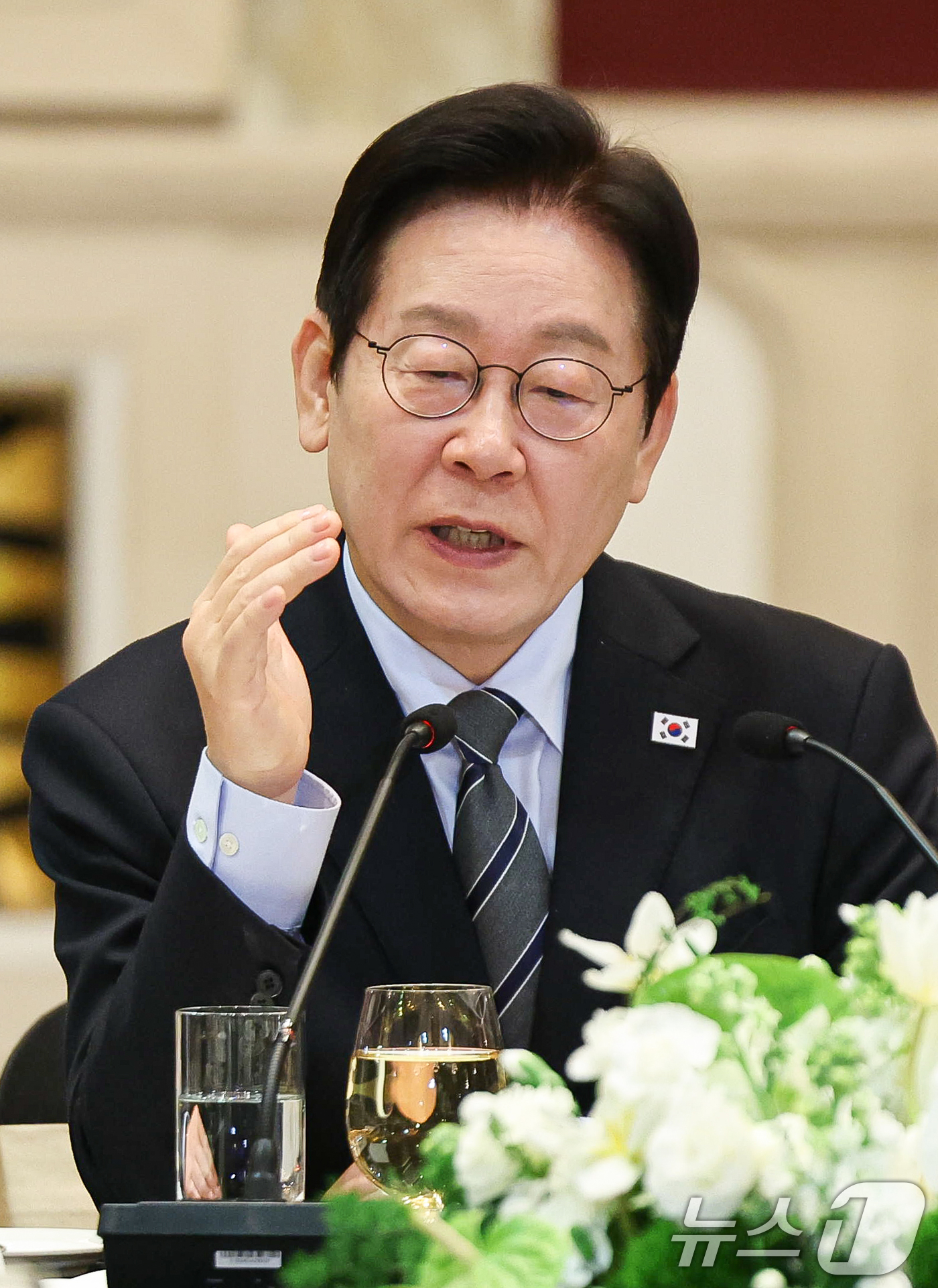 (상하이(중국)=뉴스1) 허경 기자 = 중국을 국빈방문 중인 이재명 대통령이 7일 상하이시에서 열린 순방기자단 오찬간담회에서 취재진 질문에 답변하고 있다. 2026.1.7/뉴스1