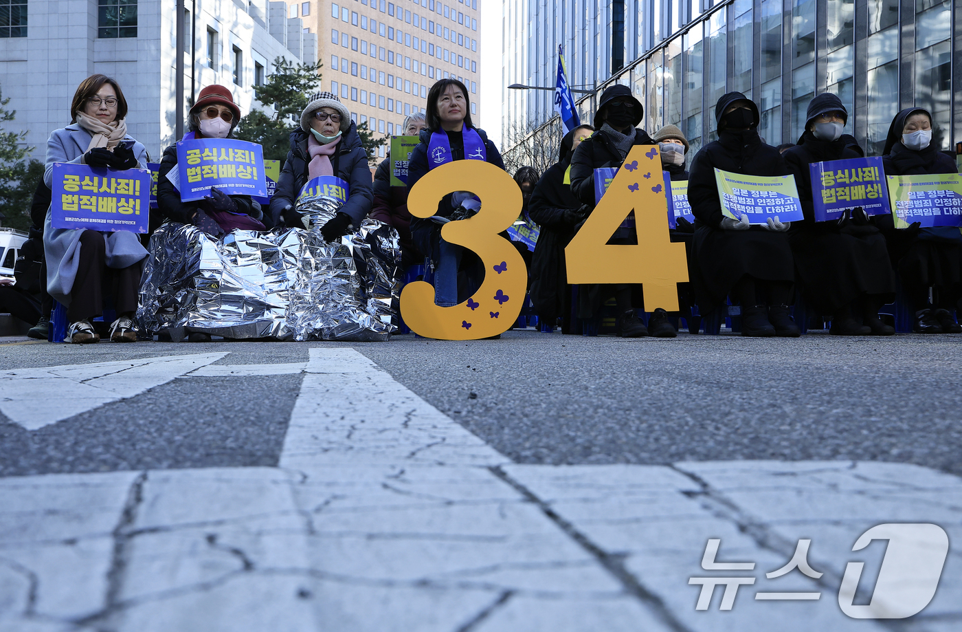 (서울=뉴스1) 박정호 기자 = 이나영 정의기억연대 이사장(왼쪽)이 7일 낮 서울 종로구 중학동 옛 일본대사관 앞에서 열린 1734차 일본군 성노예제 문제해결을 위한 수요시위에 참 …