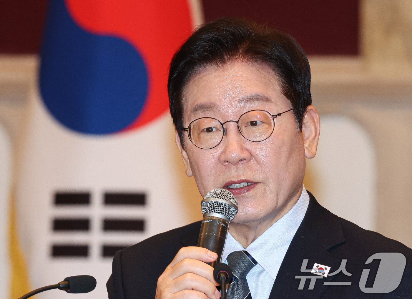 본문 이미지 - 중국을 국빈방문 중인 이재명 대통령이 7일 상하이시에서 열린 순방기자단 오찬간담회에서 발언하고 있다. 2026.1.7/뉴스1 ⓒ News1 허경 기자