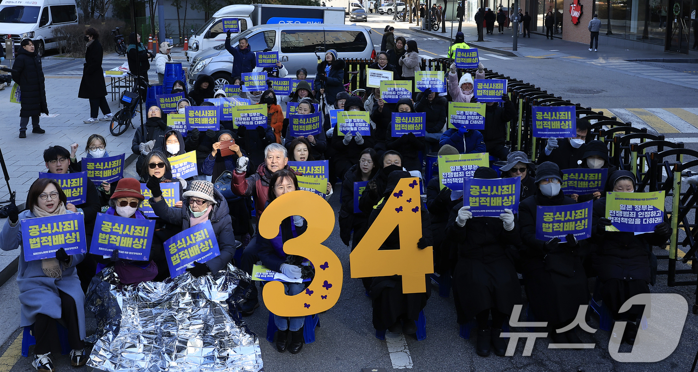 (서울=뉴스1) 박정호 기자 = 이나영 정의기억연대 이사장(왼쪽)이 7일 낮 서울 종로구 중학동 옛 일본대사관 앞에서 열린 1734차 일본군 성노예제 문제해결을 위한 수요시위에 참 …