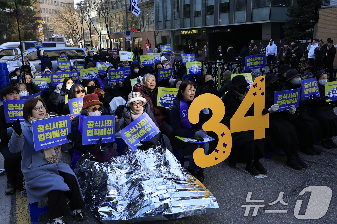 (서울=뉴스1) 박정호 기자 = 이나영 정의기억연대 이사장(왼쪽)이 7일 낮 서울 종로구 중학동 옛 일본대사관 앞에서 열린 1734차 일본군 성노예제 문제해결을 위한 수요시위에 참 …