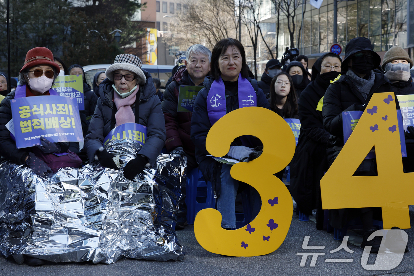 (서울=뉴스1) 박정호 기자 = 7일 낮 서울 종로구 중학동 옛 일본대사관 앞에서 열린 1734차 일본군 성노예제 문제해결을 위한 수요시위에 초기 정대협(한국정신대문제대책협의회) …