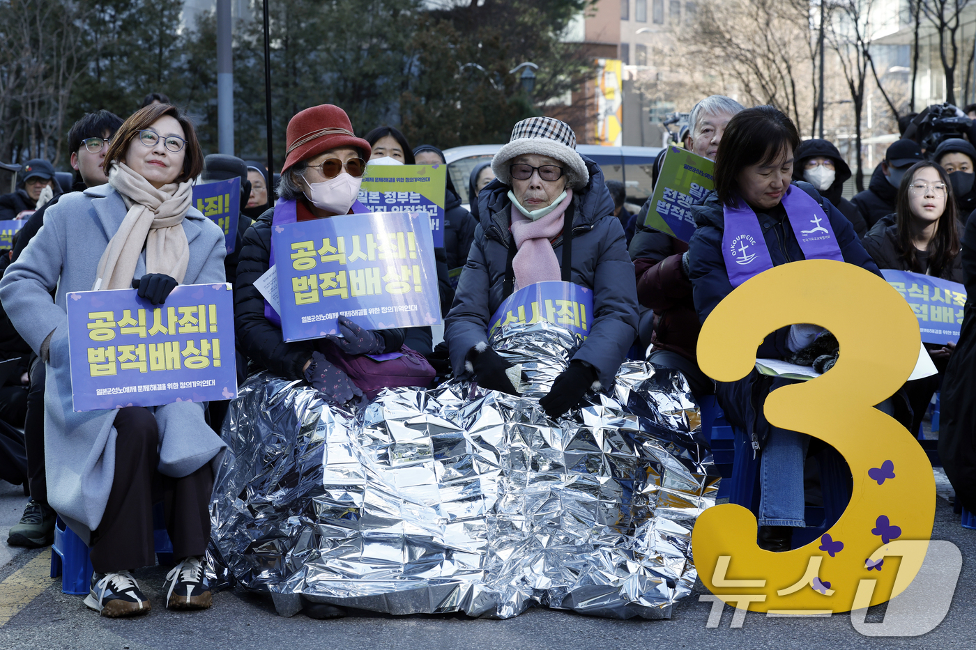 (서울=뉴스1) 박정호 기자 = 7일 낮 서울 종로구 중학동 옛 일본대사관 앞에서 열린 1734차 일본군 성노예제 문제해결을 위한 수요시위에 초기 정대협(한국정신대문제대책협의회) …