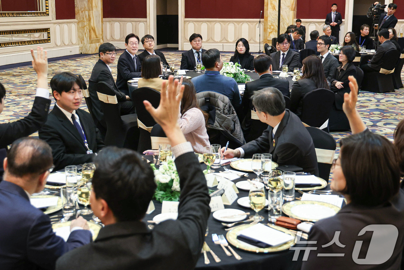 (상하이(중국)=뉴스1) 허경 기자 = 중국을 국빈방문 중인 이재명 대통령이 7일 상하이시에서 열린 순방기자단 오찬간담회에서 취재진 질문을 받고 있다. 2026.1.7/뉴스1