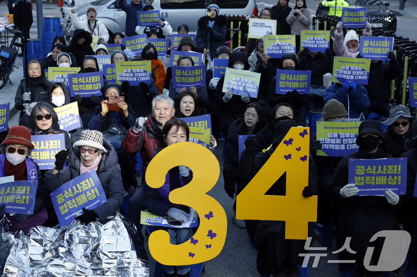 (서울=뉴스1) 박정호 기자 = 7일 낮 서울 종로구 중학동 옛 일본대사관 앞에서 열린 1734차 일본군 성노예제 문제해결을 위한 수요시위에 초기 정대협(한국정신대문제대책협의회) …