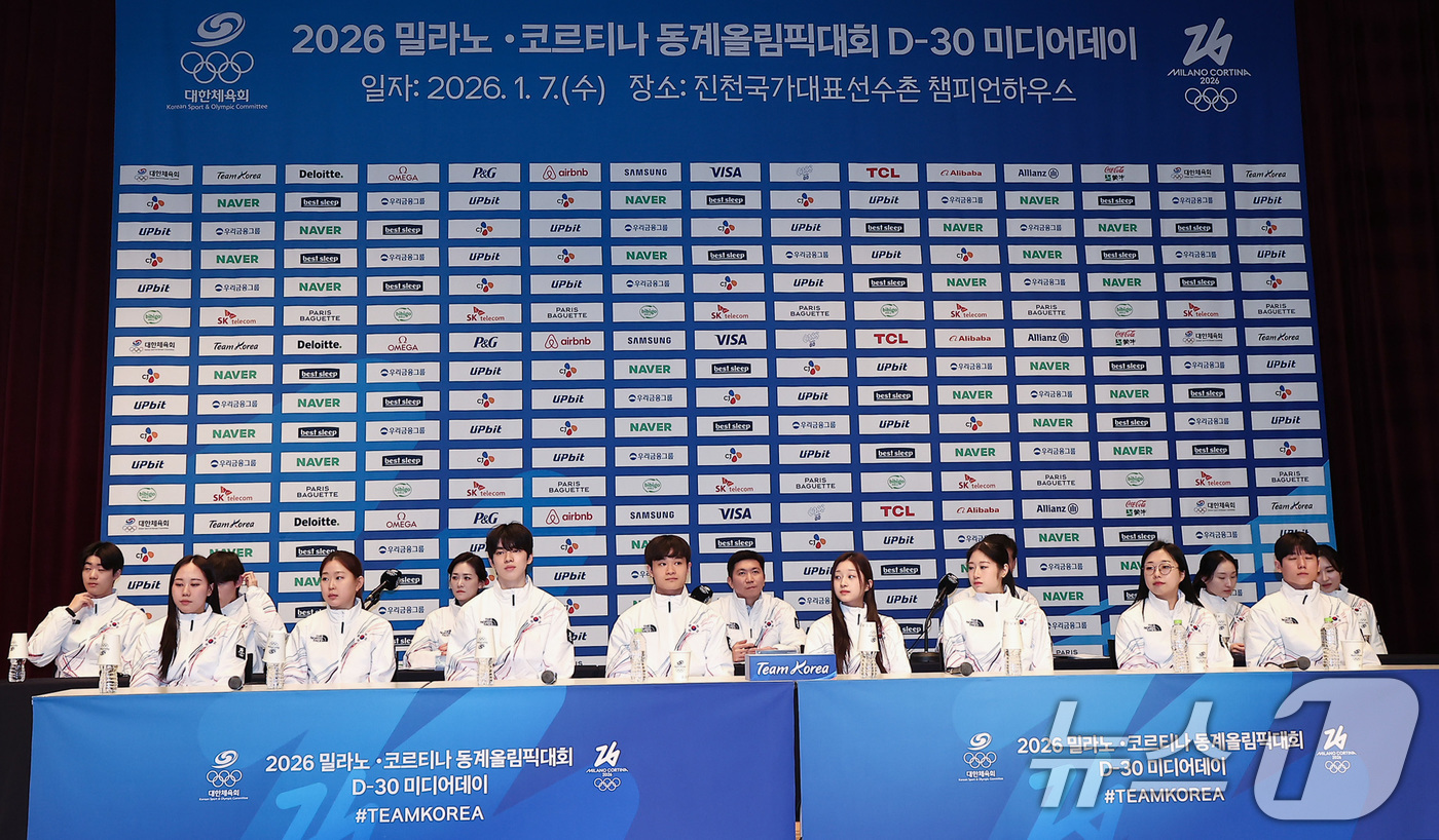 (진천=뉴스1) 김성진 기자 = 7일 충북 진천선수촌 챔피언하우스에서 열린 2026 밀라노코르티나동계올림픽대회 D-30 미디어데이에서 유승민 대한체육회장, 이수경 선수단장을 비롯한 …