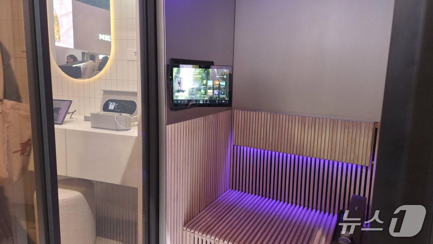 본문 이미지 - 세라젬이 6일(현지시간) CES 2026에서 선보인 '홈 테라피 부스' 2026.1.6 ⓒ뉴스1 이정후 기자