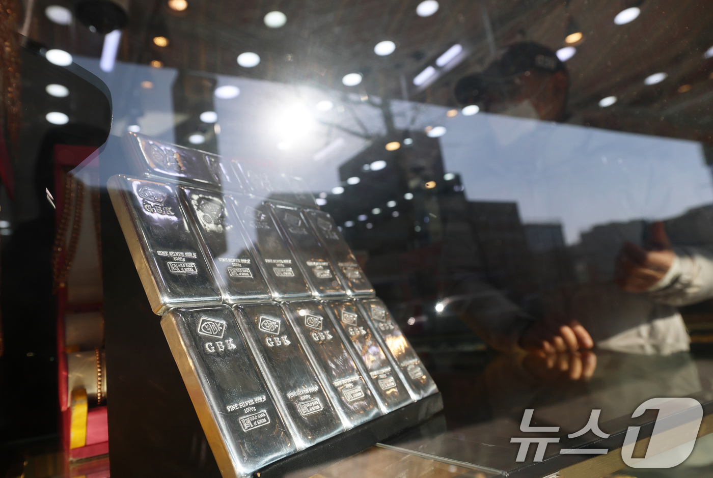 (서울=뉴스1) 오대일 기자 = 안전자산 수요로 금·은 시세가 급등하는 가운데 7일 서울 종로구의 한 귀금속 매장에서 고객이 실버바 구매 상담을 하고 있다.이날(한국시각 7일 새벽 …