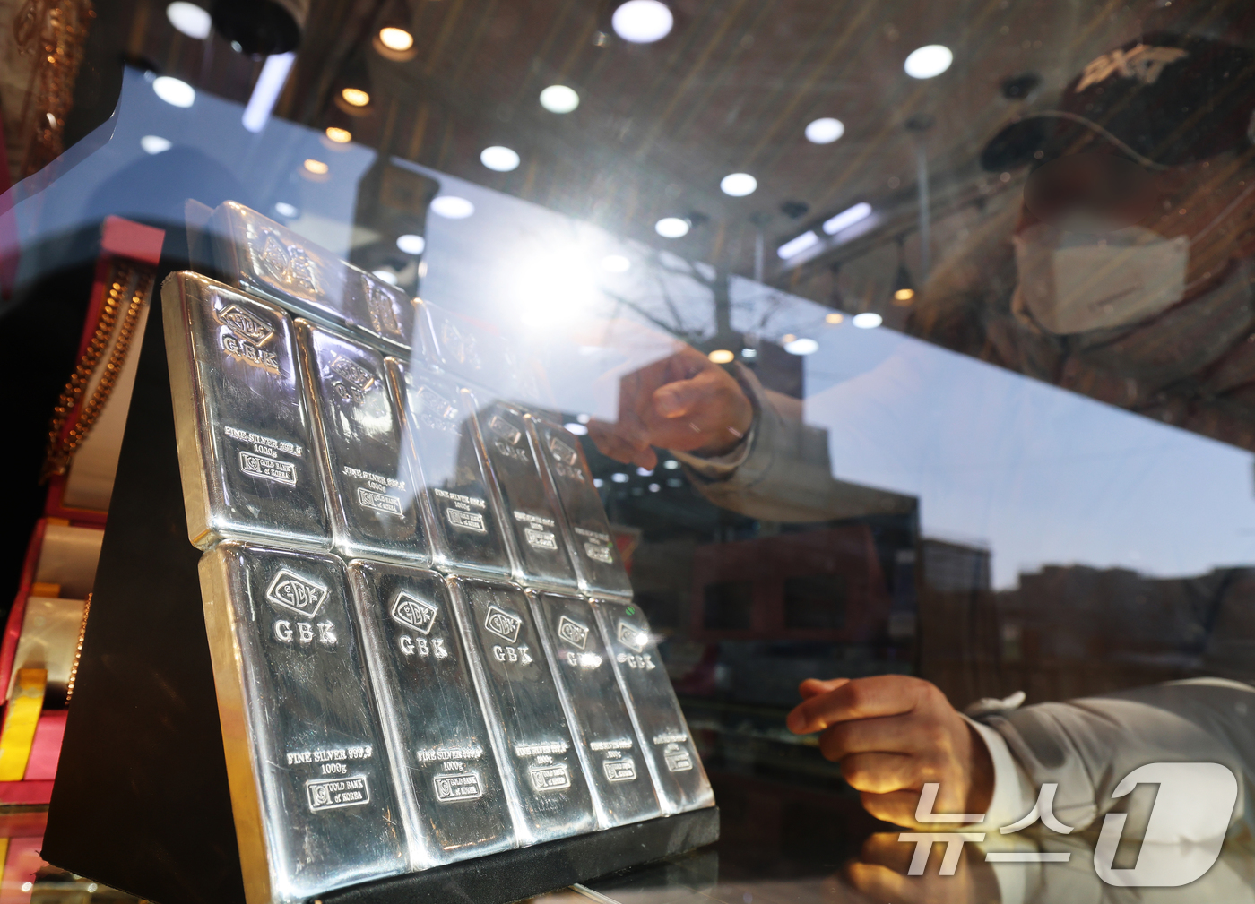 (서울=뉴스1) 오대일 기자 = 안전자산 수요로 금·은 시세가 급등하는 가운데 7일 서울 종로구의 한 귀금속 매장에서 고객이 실버바 구매 상담을 하고 있다.이날(한국시각 7일 새벽 …