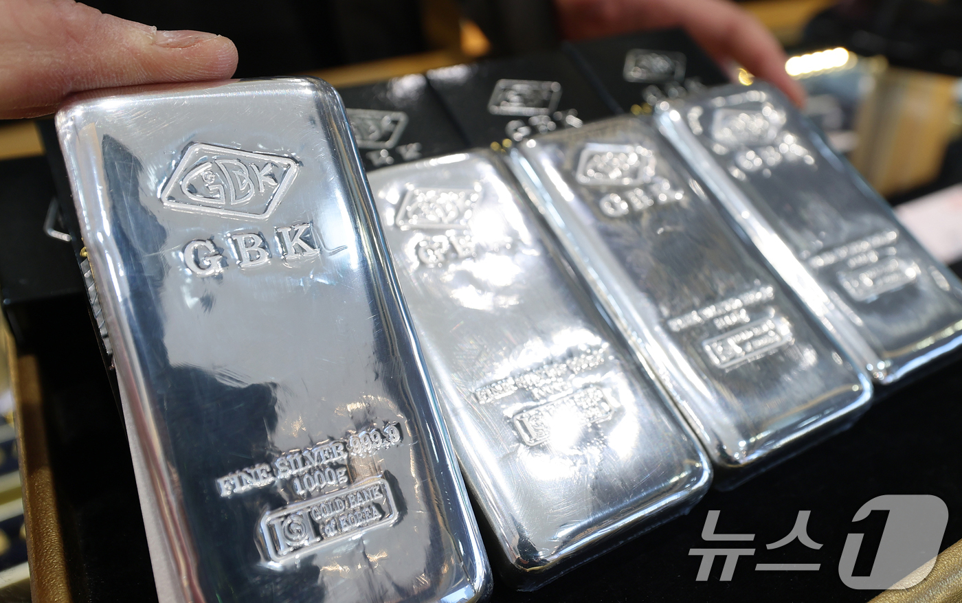 (서울=뉴스1) 오대일 기자 = 안전자산 수요로 금·은 시세가 급등하는 가운데 7일 서울 종로구의 한 귀금속 매장에 실버바가 진열돼 있다.이날(한국시각 7일 새벽 6시 기준) 2월 …