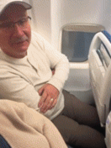 "다리도 돈 내고 펴야 하나, 닭장보다 좁다"…저가 항공사 좌석 논란[영상]