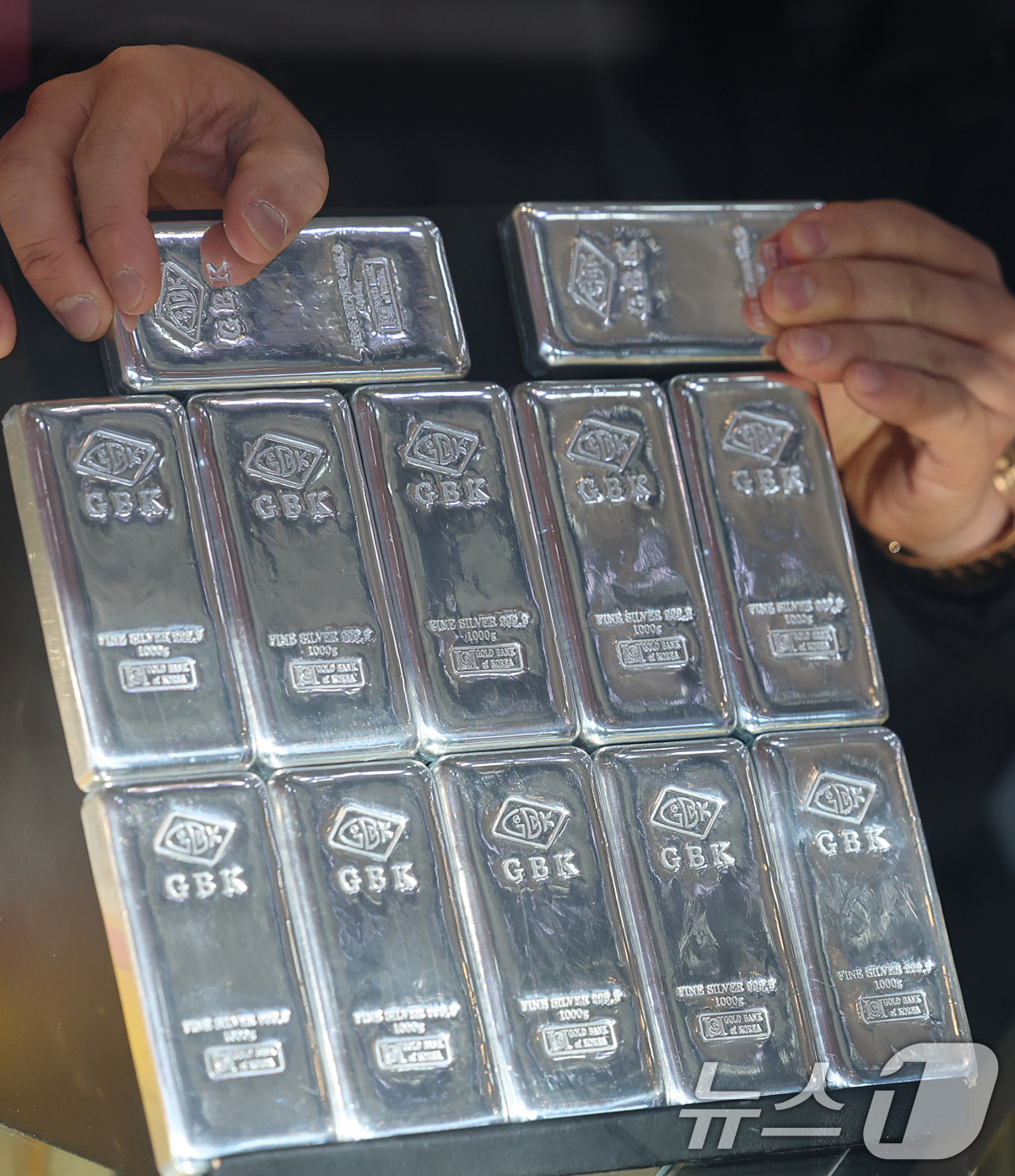(서울=뉴스1) 오대일 기자 = 안전자산 수요로 금·은 시세가 급등하는 가운데 7일 서울 종로구의 한 귀금속 매장에 실버바가 진열돼 있다.이날(한국시각 7일 새벽 6시 기준) 2월 …