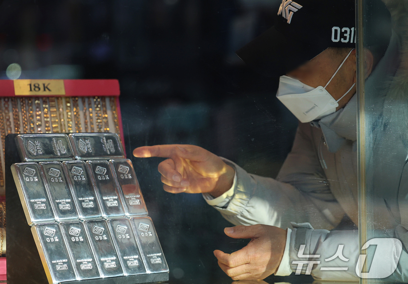 (서울=뉴스1) 오대일 기자 = 안전자산 수요로 금·은 시세가 급등하는 가운데 7일 서울 종로구의 한 귀금속 매장에서 고객이 실버바 구매 상담을 하고 있다.이날(한국시각 7일 새벽 …