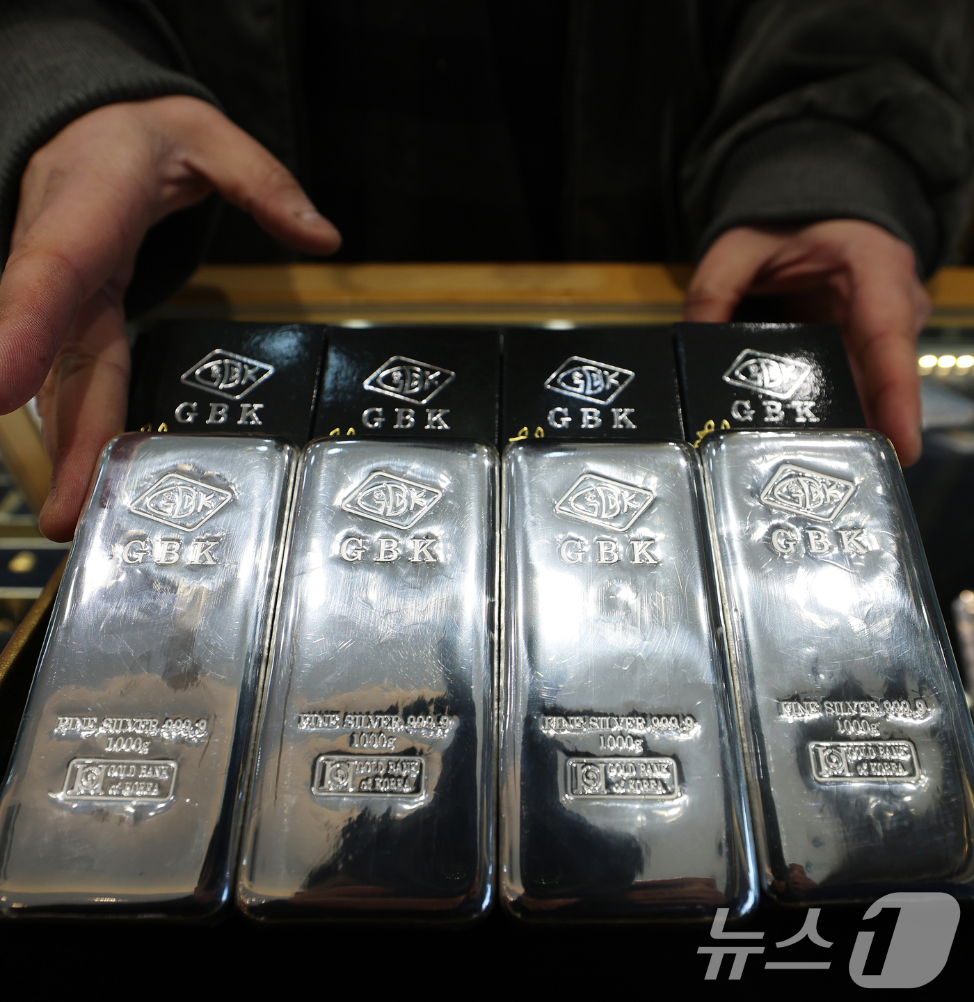 (서울=뉴스1) 오대일 기자 = 안전자산 수요로 금·은 시세가 급등하는 가운데 7일 서울 종로구의 한 귀금속 매장에 실버바가 진열돼 있다.이날(한국시각 7일 새벽 6시 기준) 2월 …