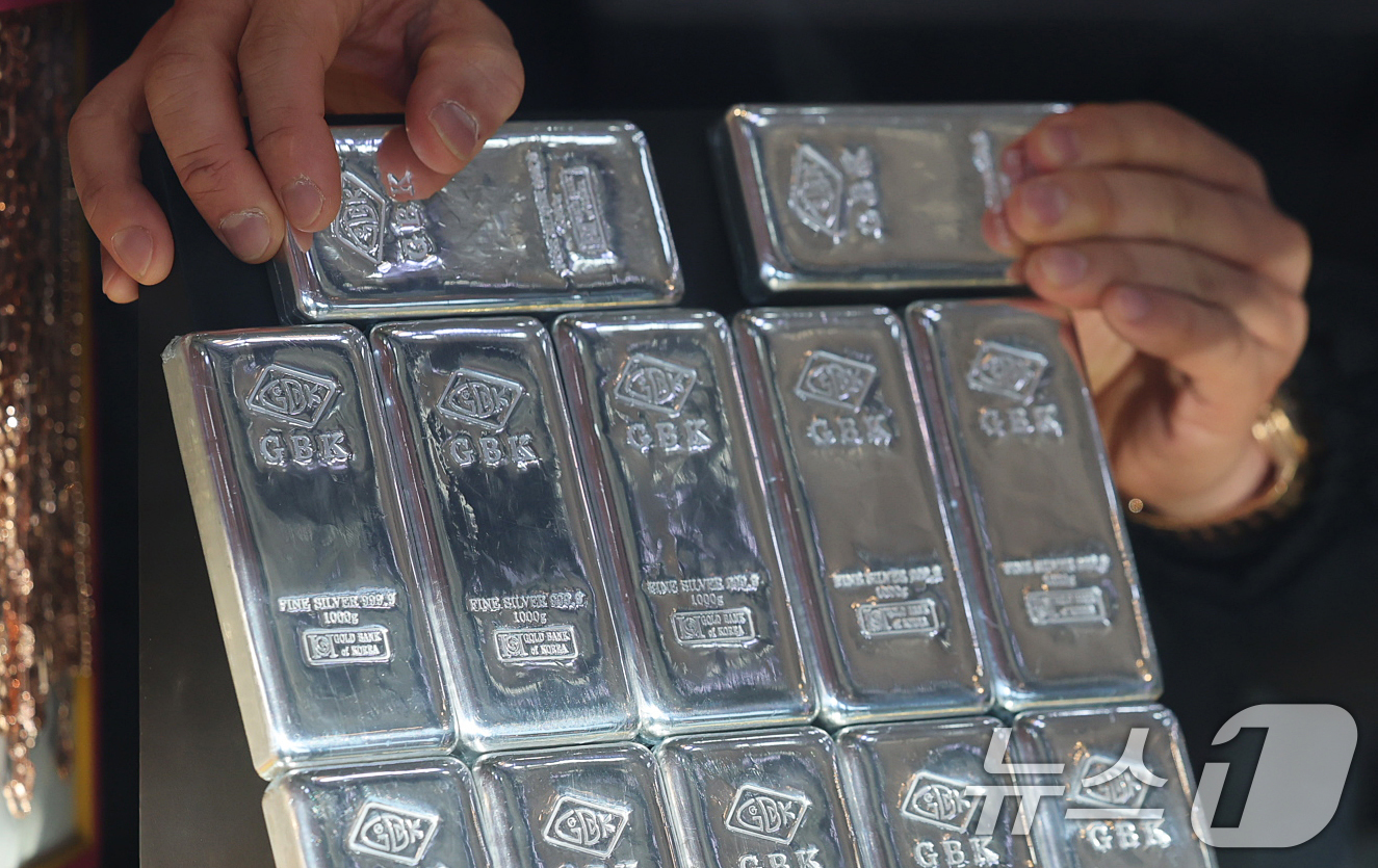 (서울=뉴스1) 오대일 기자 = 안전자산 수요로 금·은 시세가 급등하는 가운데 7일 서울 종로구의 한 귀금속 매장에 실버바가 진열돼 있다.이날(한국시각 7일 새벽 6시 기준) 2월 …