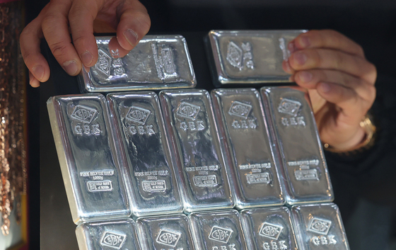 "지금이라도 살까" 금보다 더 뜨거운 '은'…3달 만에 2배로 뛰었다