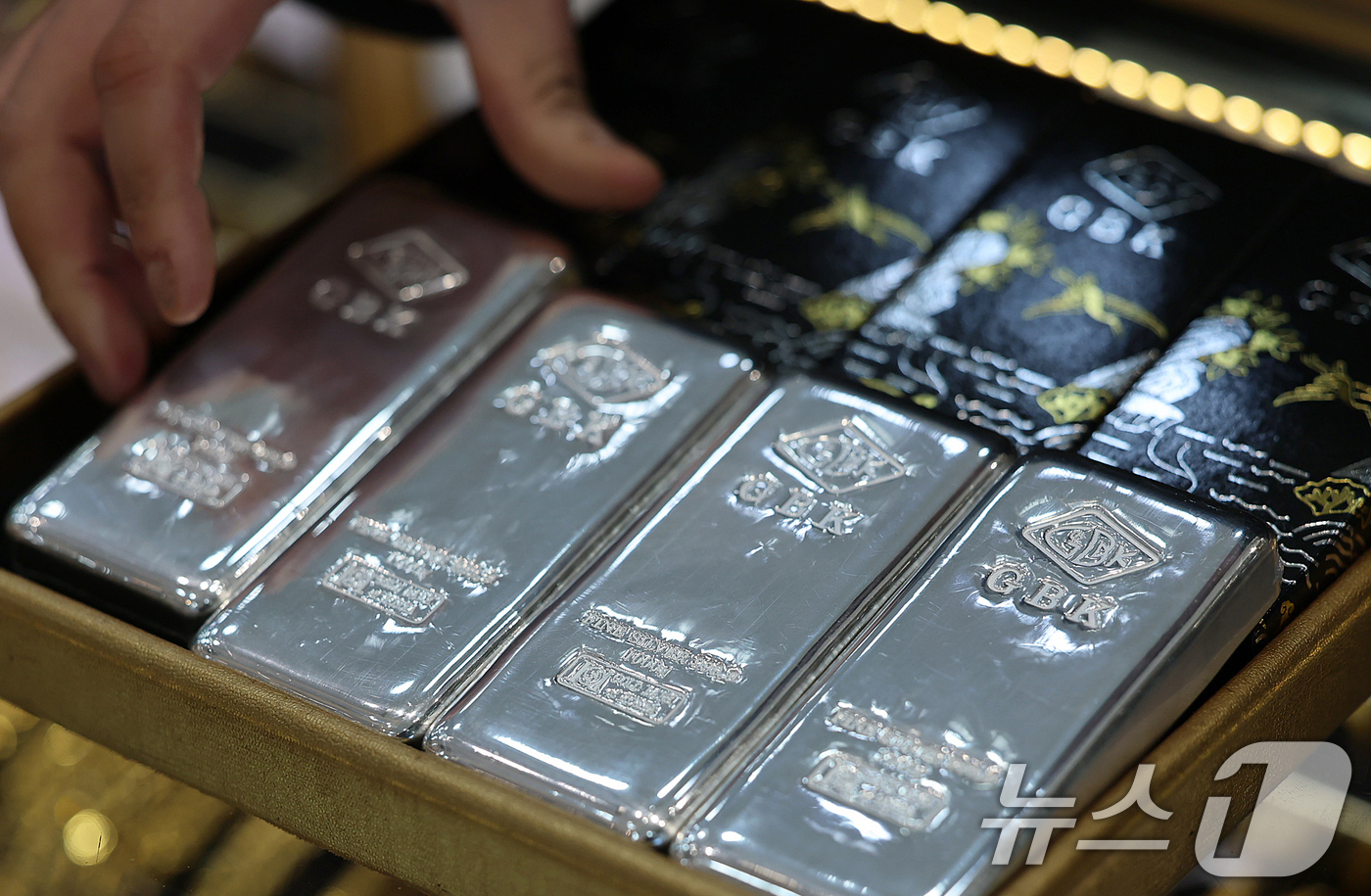 (서울=뉴스1) 오대일 기자 = 안전자산 수요로 금·은 시세가 급등하는 가운데 7일 서울 종로구의 한 귀금속 매장에 실버바가 진열돼 있다.이날(한국시각 7일 새벽 6시 기준) 2월 …