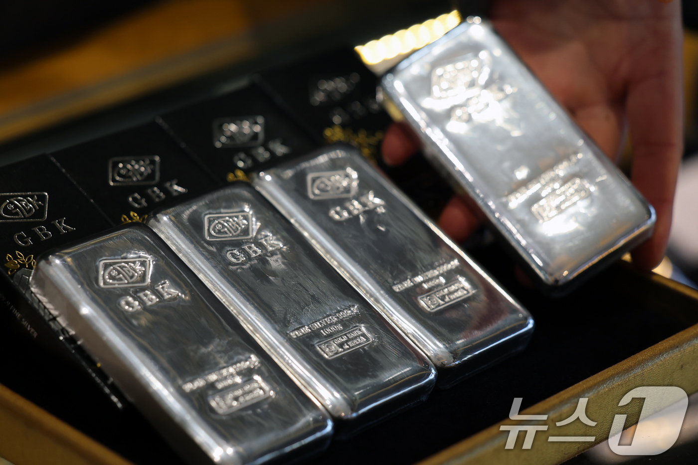 (서울=뉴스1) 오대일 기자 = 안전자산 수요로 금·은 시세가 급등하는 가운데 7일 서울 종로구의 한 귀금속 매장에 실버바가 진열돼 있다.이날(한국시각 7일 새벽 6시 기준) 2월 …