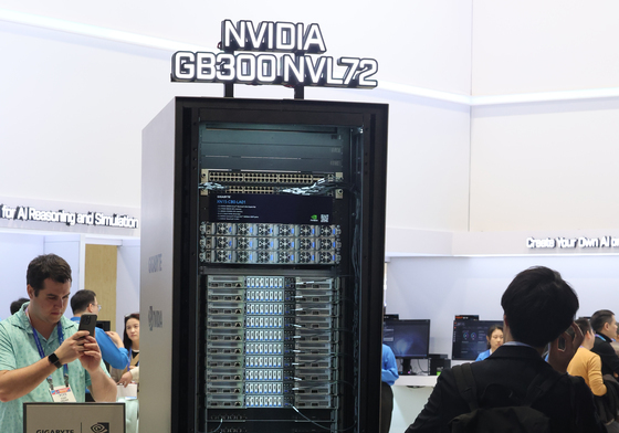 [CES 2026]기가바이트 제품 살펴보는 관람객