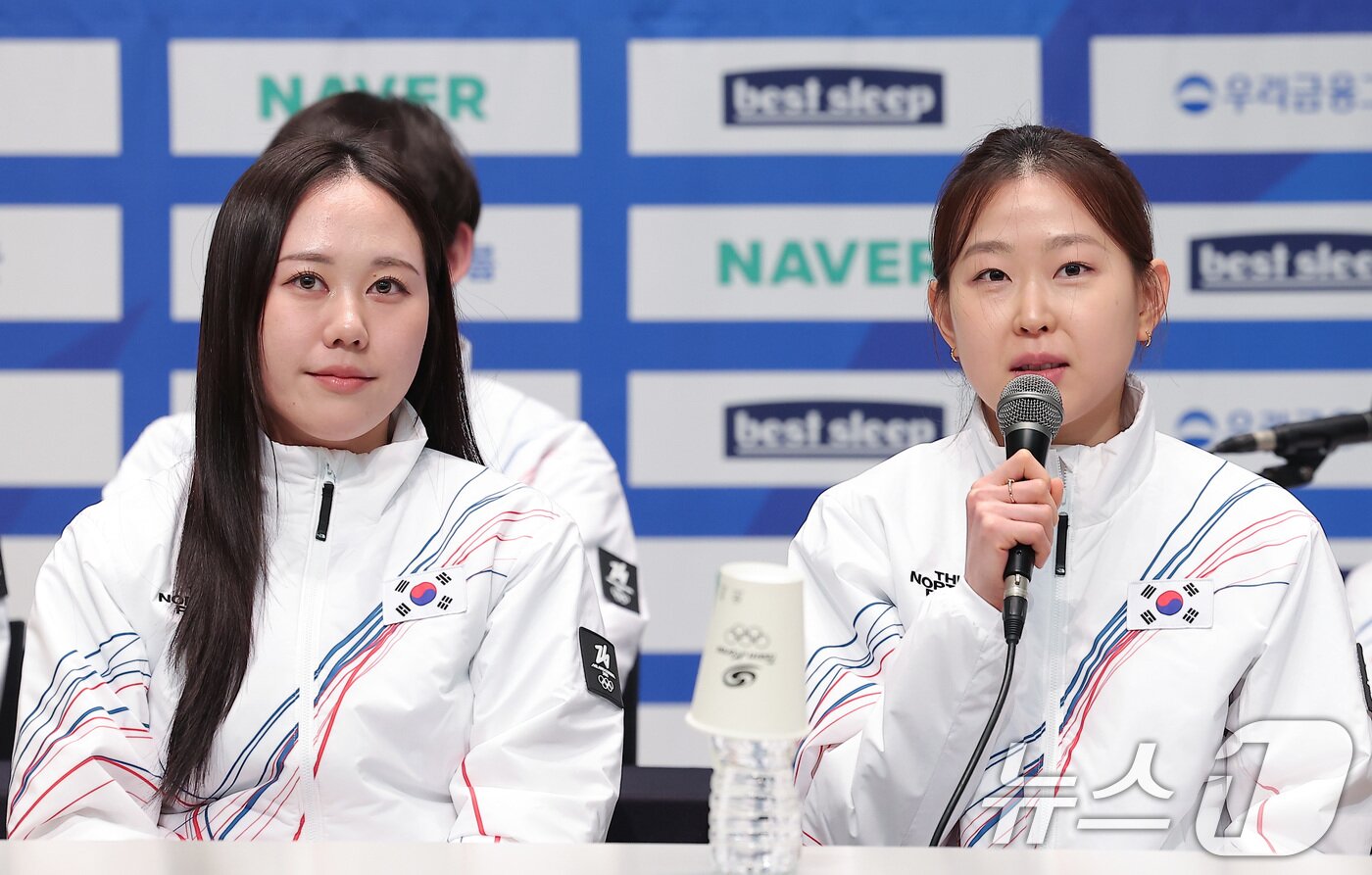 본문 이미지 - 스피드스케이팅 김민선(오른쪽)이 7일 충북 진천선수촌 챔피언하우스에서 열린 2026 밀라노코르티나동계올림픽대회 D-30 미디어데이에서 취재진의 질문에 답하고 있다. 왼쪽은 스피드스케이팅 박지우. 2026.1.7/뉴스1 ⓒ News1 김성진 기자