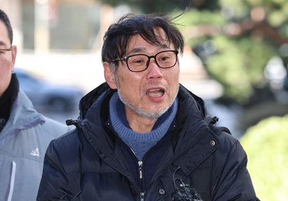취재진 질문에 답하는 김순환 서민위 사무총장