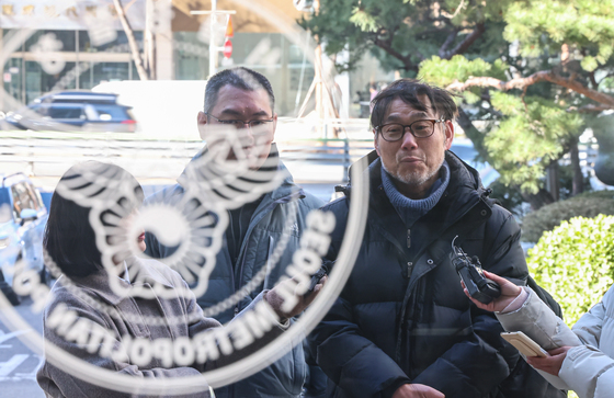 취재진 질문에 답하는 김순환 서민위 사무총장