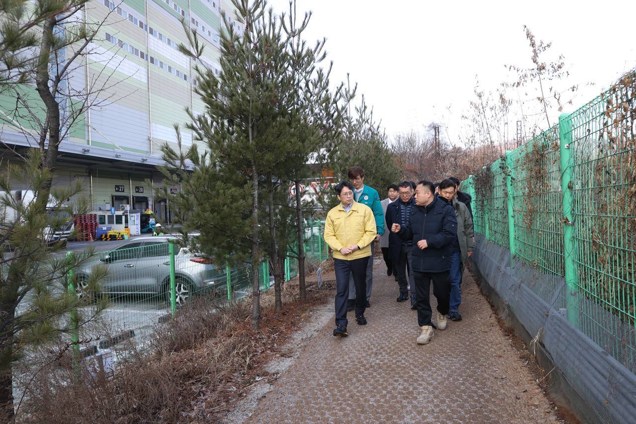 본문 이미지 - 홍지선 국토교통부 제2차관(왼쪽)이 7일 경기 광주 곤지암 쿠팡 물류센터를 찾아 관계자들과 이야기를 나누고 있다(국토교통부 제공).뉴스1 ⓒ News1