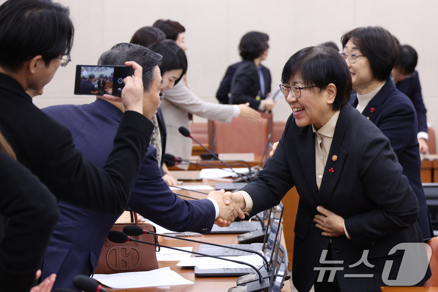 (서울=뉴스1) 신웅수 기자 = 정은경 보건복지부 장관이 7일 서울 여의도 국회에서 열린 보건복지위원회 전체회의에서 의원들과 인사하고 있다. 2026.1.7/뉴스1