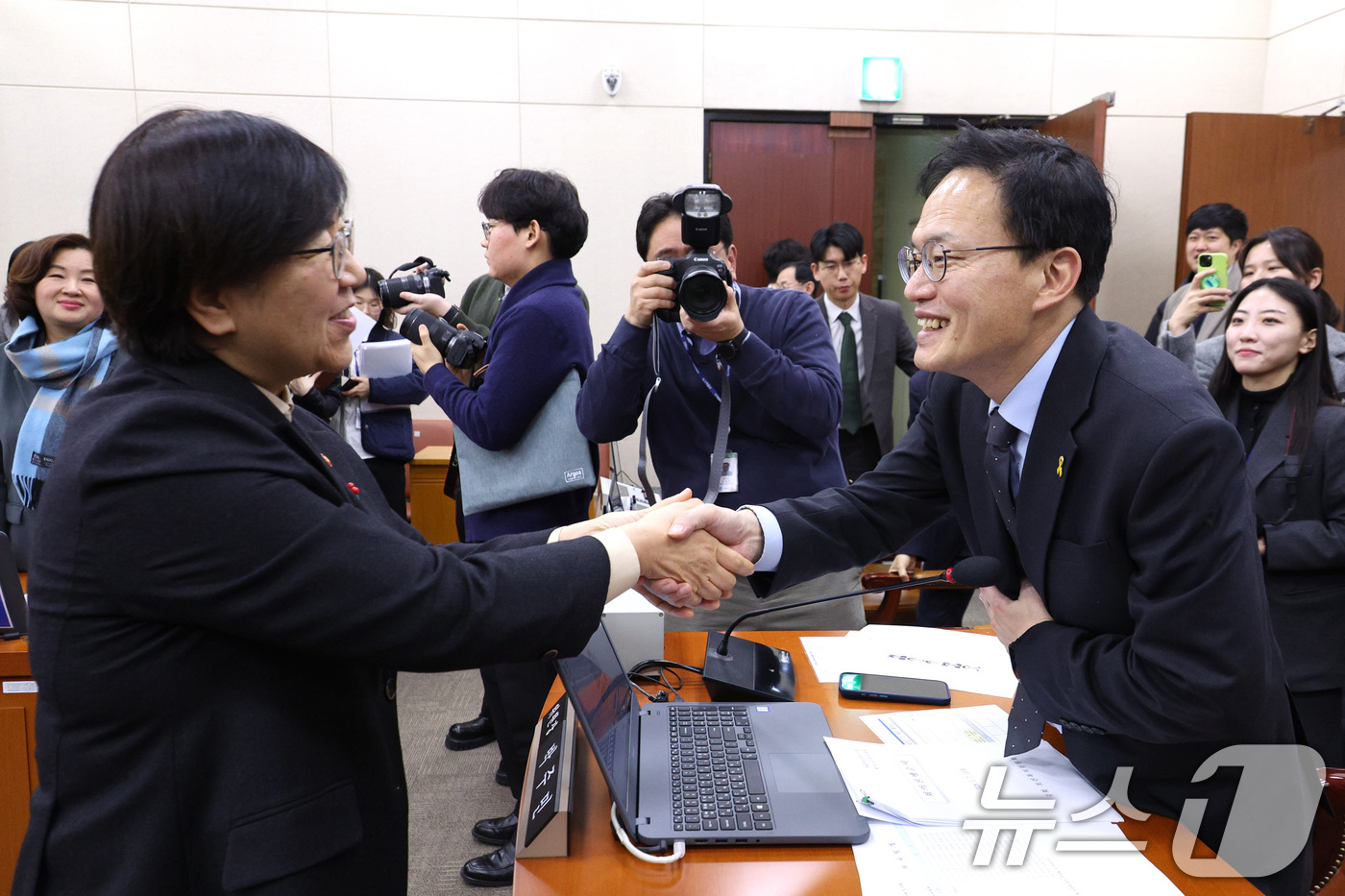 (서울=뉴스1) 신웅수 기자 = 박주민 위원장이 7일 서울 여의도 국회에서 열린 보건복지위원회 전체회의에서 정은경 보건복지부 장관과 인사하고 있다. 2026.1.7/뉴스1