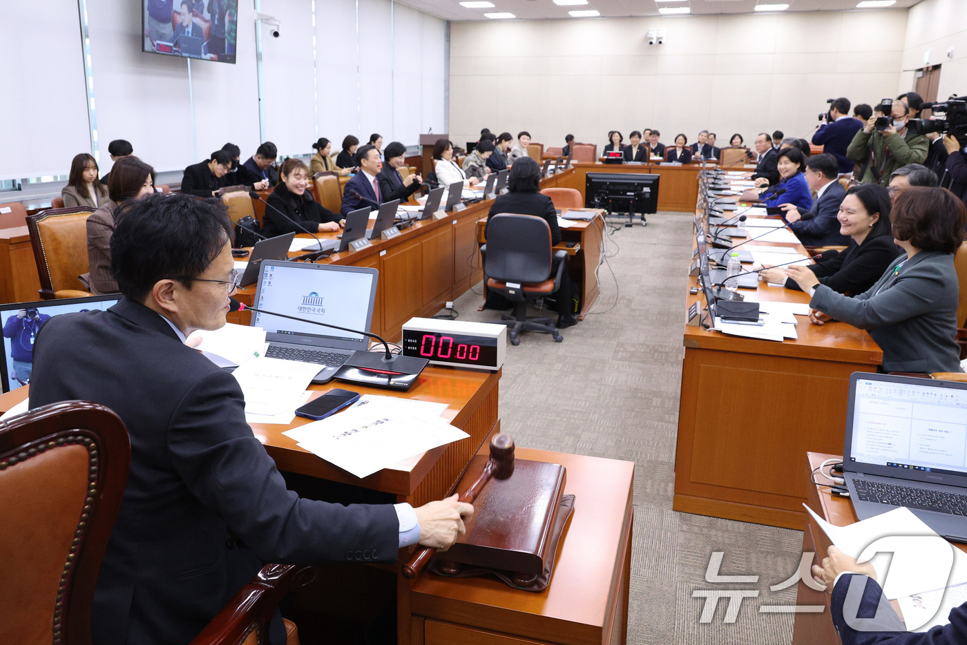 (서울=뉴스1) 신웅수 기자 = 박주민 위원장이 7일 서울 여의도 국회에서 열린 보건복지위원회 전체회의에서 의사봉을 두드리고 있다. 2026.1.7/뉴스1