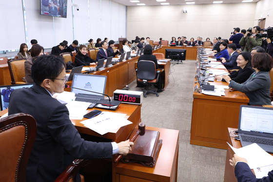 안건 의결하는 박주민 위원장