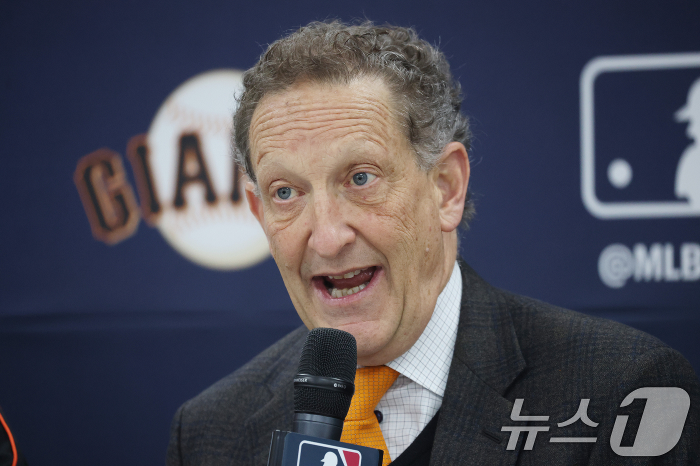 (이천=뉴스1) 김영운 기자 = 미국 프로야구 메이저리그(MLB) 샌프란시스코 자이언츠 자이언츠 래리 베어 최고경영자(CEO)가 7일 경기 이천시 LG 챔피언스파크에서 기자회견을 …