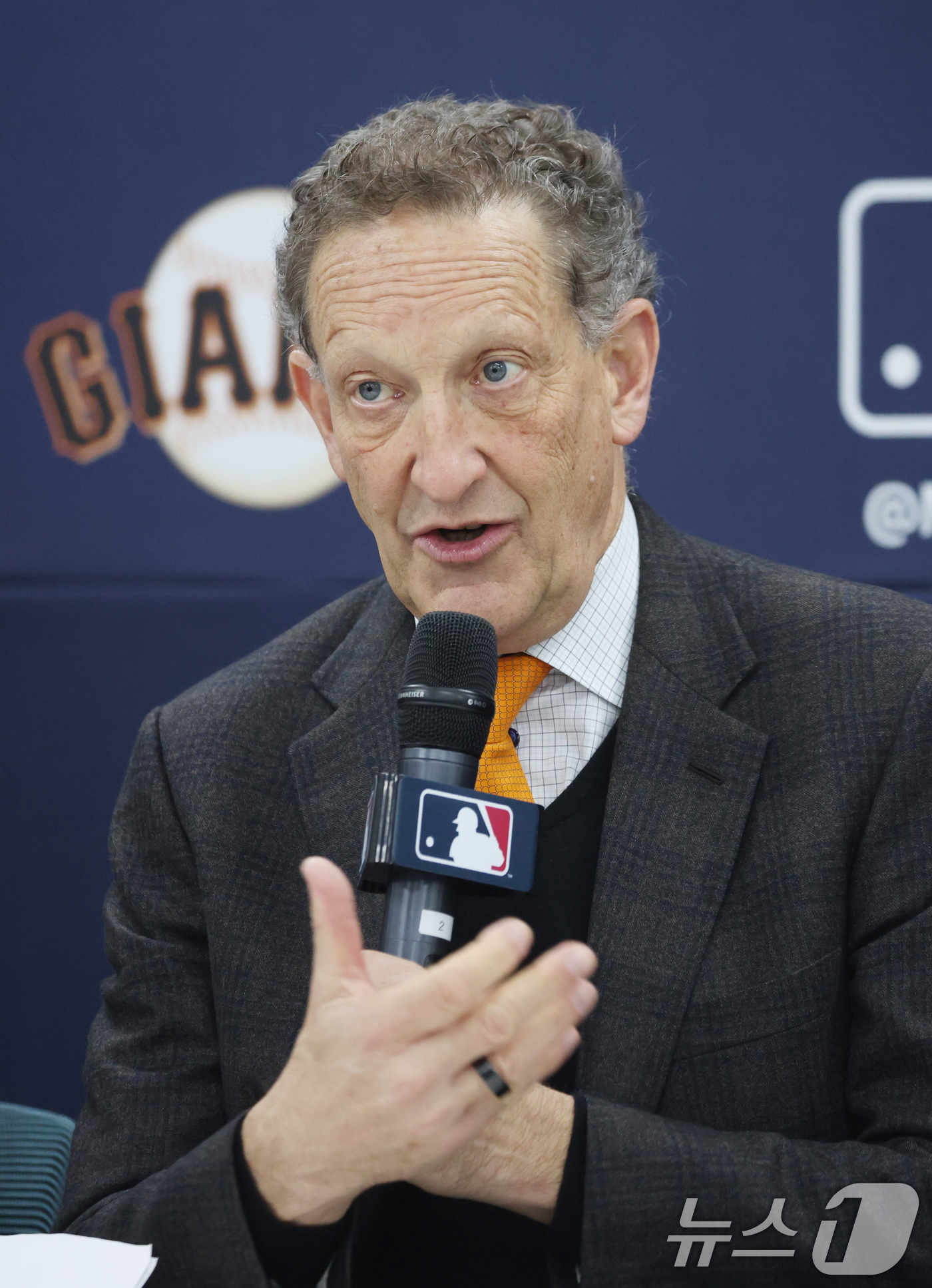 (이천=뉴스1) 김영운 기자 = 미국 프로야구 메이저리그(MLB) 샌프란시스코 자이언츠 자이언츠 래리 베어 최고경영자(CEO)가 7일 경기 이천시 LG 챔피언스파크에서 기자회견을 …