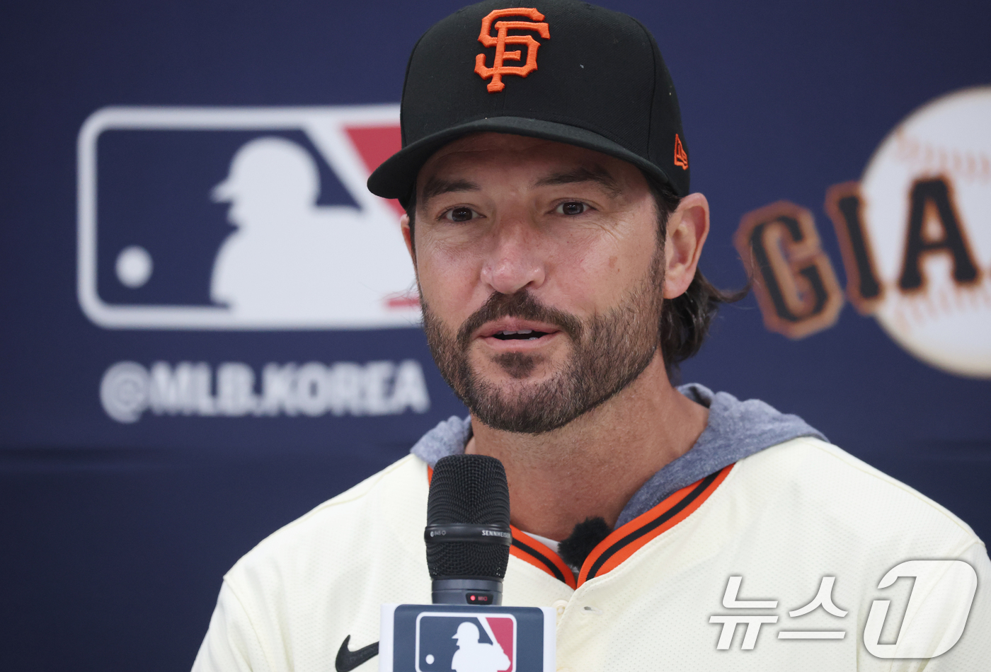 (이천=뉴스1) 김영운 기자 = 미국 프로야구 메이저리그(MLB) 샌프란시스코 자이언츠 토니 바이텔로 감독이 7일 경기 이천시 LG 챔피언스파크에서 기자회견을 하고 있다. 2026 …