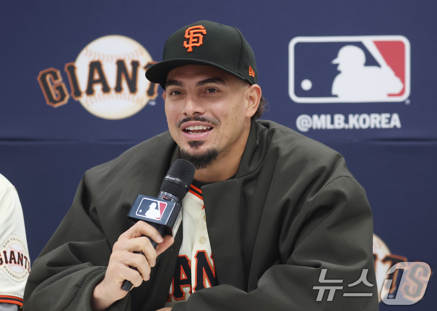 (이천=뉴스1) 김영운 기자 = 미국 프로야구 메이저리그(MLB) 샌프란시스코 자이언츠 윌리 아다메스가 7일 경기 이천시 LG 챔피언스파크에서 기자회견을 하고 있다. 2026.1. …