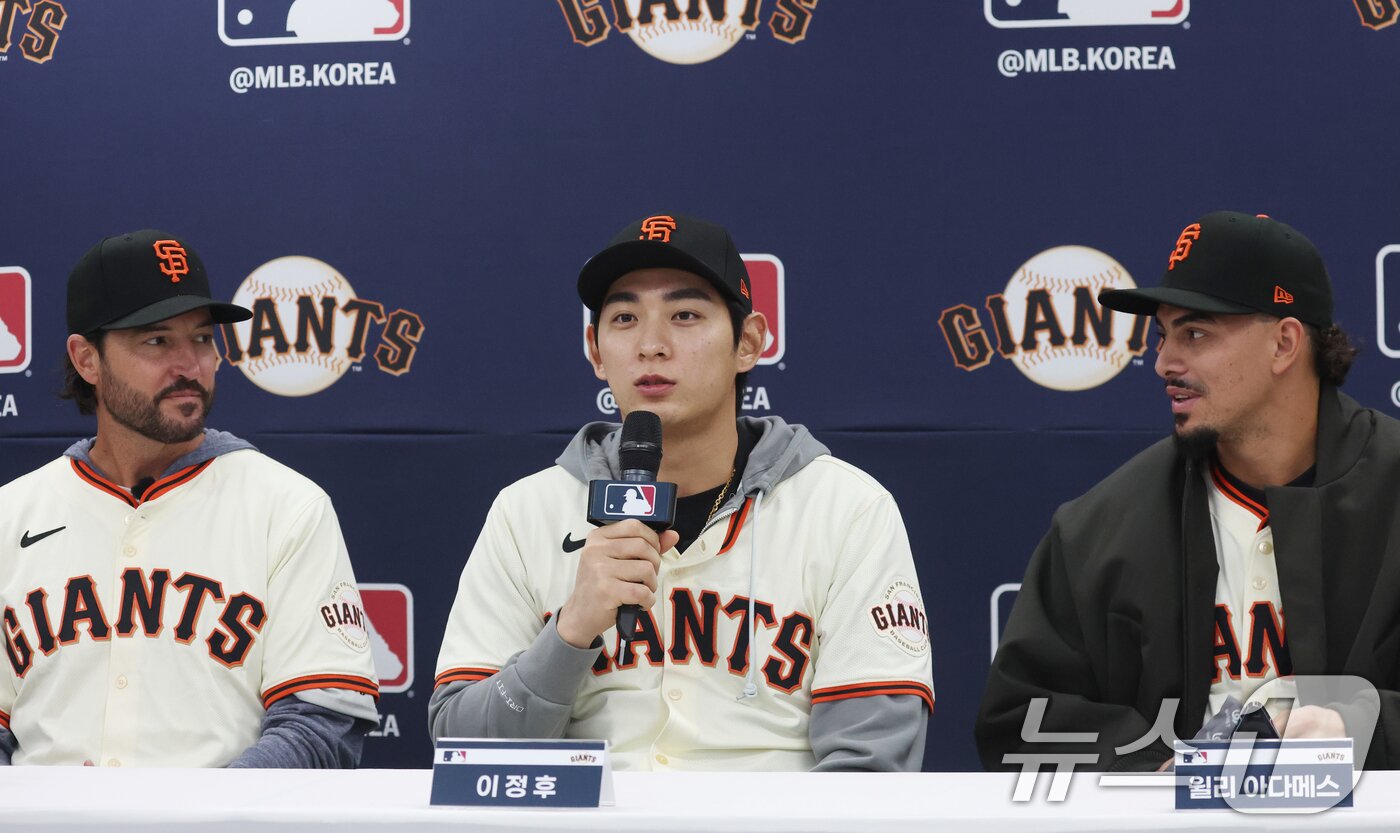 본문 이미지 - 미국 프로야구 메이저리그(MLB) 샌프란시스코 자이언츠 이정후가 7일 경기 이천시 LG 챔피언스파크에서 기자회견을 하고 있다. 왼쪽은 토니 바이텔로 감독. 2026.1.7 ⓒ 뉴스1 김영운 기자
