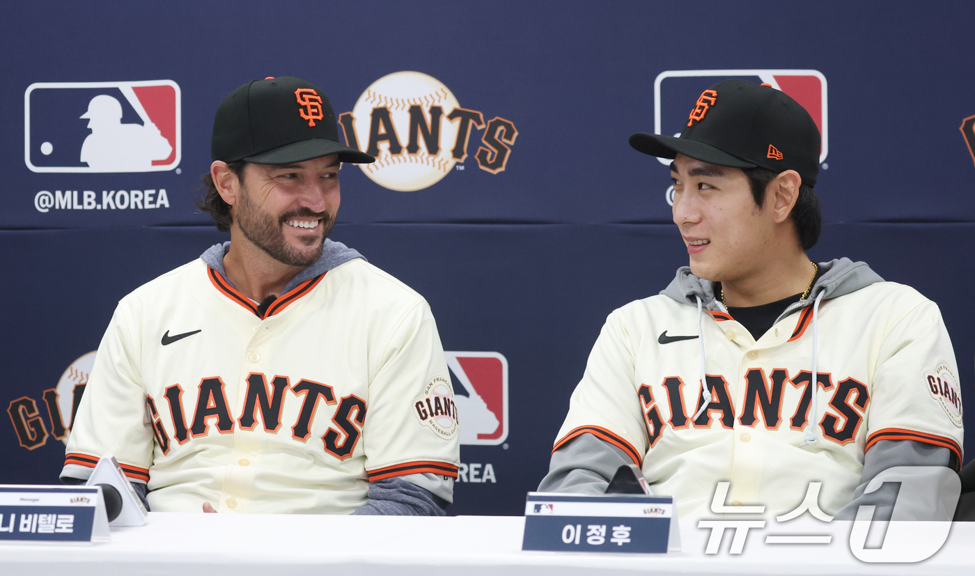 (이천=뉴스1) 김영운 기자 = 미국 프로야구 메이저리그(MLB) 샌프란시스코 자이언츠 토니 바이텔로 감독이 7일 경기 이천시 LG 챔피언스파크에서 열린 기자회견에서 이정후를 바라 …