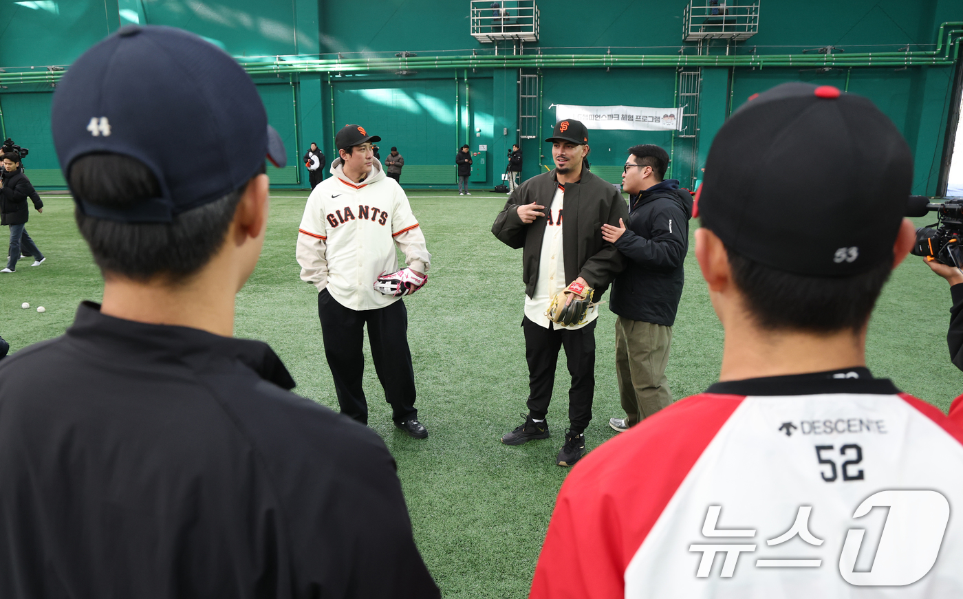 (이천=뉴스1) 김영운 기자 = 미국 프로야구 메이저리그(MLB) 샌프란시스코 자이언츠 윌리 아다메스가 7일 경기 이천시 LG 챔피언스파크에서 고등학교 선수들에게 조언을 하고 있다 …