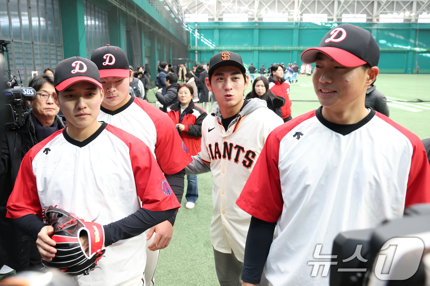 (이천=뉴스1) 김영운 기자 = 미국 프로야구 메이저리그(MLB) 샌프란시스코 자이언츠 이정후가 7일 경기 이천시 LG 챔피언스파크에서 고등학교 후배들에게 조언을 하고 있다. 20 …
