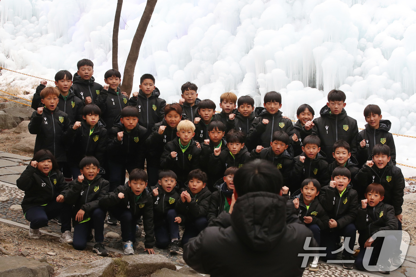 (대구=뉴스1) 공정식 기자 = 7일 오후 대구 달성군 유가읍 비슬산자연휴양림 얼음동산을 찾은 순천중앙초등학교 축구부 어린들이 꽁꽁 언 빙벽 앞에서 기념촬영을 하고 있다. 2026 …