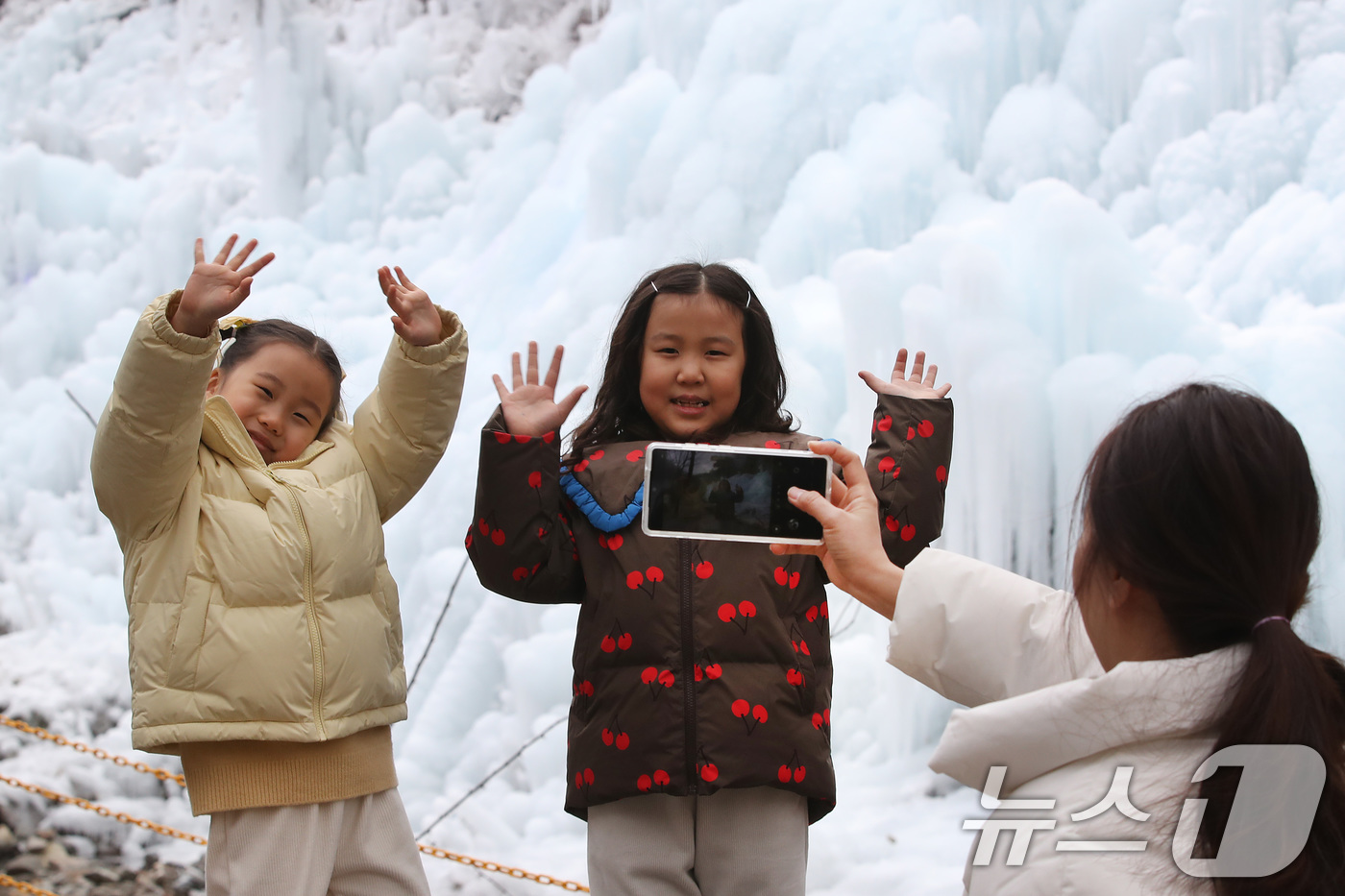 (대구=뉴스1) 공정식 기자 = 7일 오후 대구 달성군 유가읍 비슬산자연휴양림 얼음동산을 찾은 어린들이 꽁꽁 언 빙벽 앞에서 기념촬영을 하고 있다. 2026.1.7/뉴스1