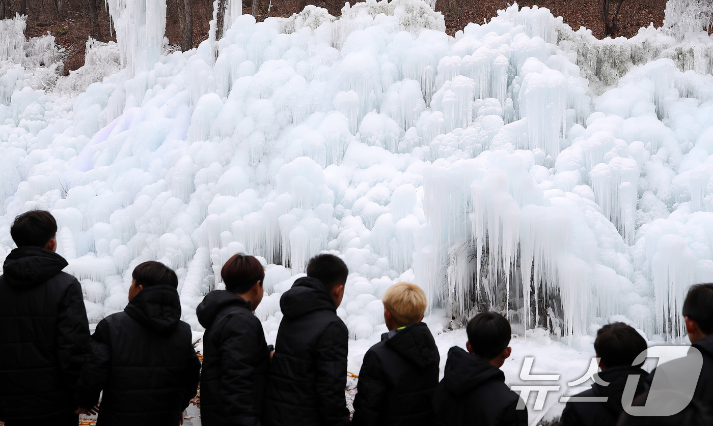 (대구=뉴스1) 공정식 기자 = 7일 오후 대구 달성군 유가읍 비슬산자연휴양림 얼음동산에 꽁꽁 언 빙벽이 장관을 이루고 있다. 2026.1.7/뉴스1