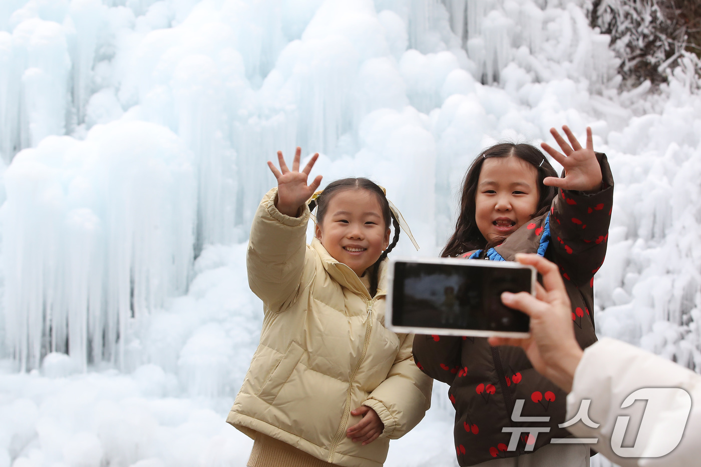 (대구=뉴스1) 공정식 기자 = 7일 오후 대구 달성군 유가읍 비슬산자연휴양림 얼음동산을 찾은 어린들이 꽁꽁 언 빙벽 앞에서 기념촬영을 하고 있다. 2026.1.7/뉴스1