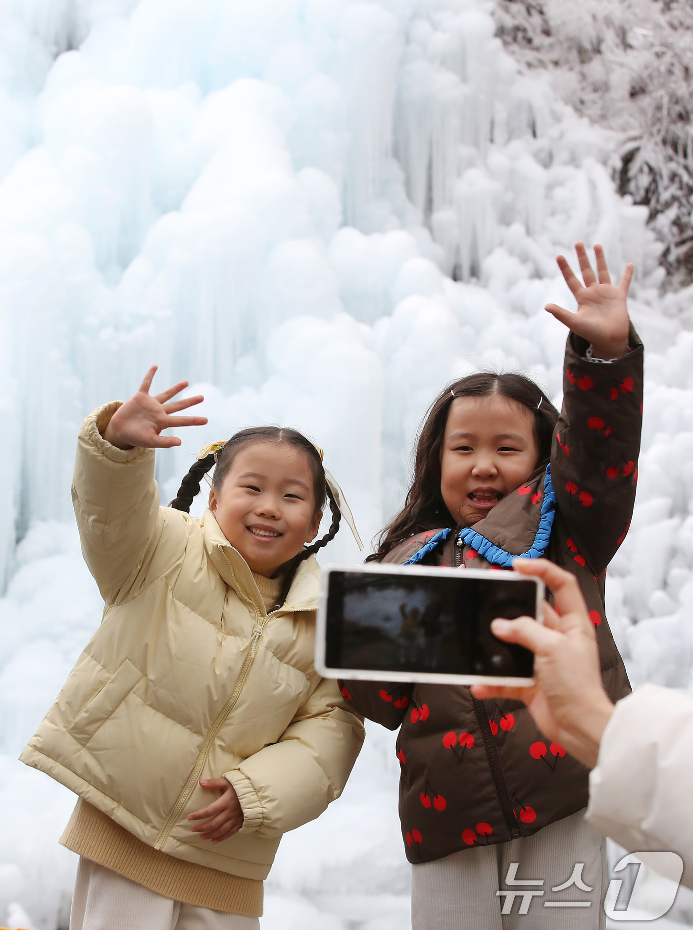 (대구=뉴스1) 공정식 기자 = 7일 오후 대구 달성군 유가읍 비슬산자연휴양림 얼음동산을 찾은 어린들이 꽁꽁 언 빙벽 앞에서 기념촬영을 하고 있다. 2026.1.7/뉴스1