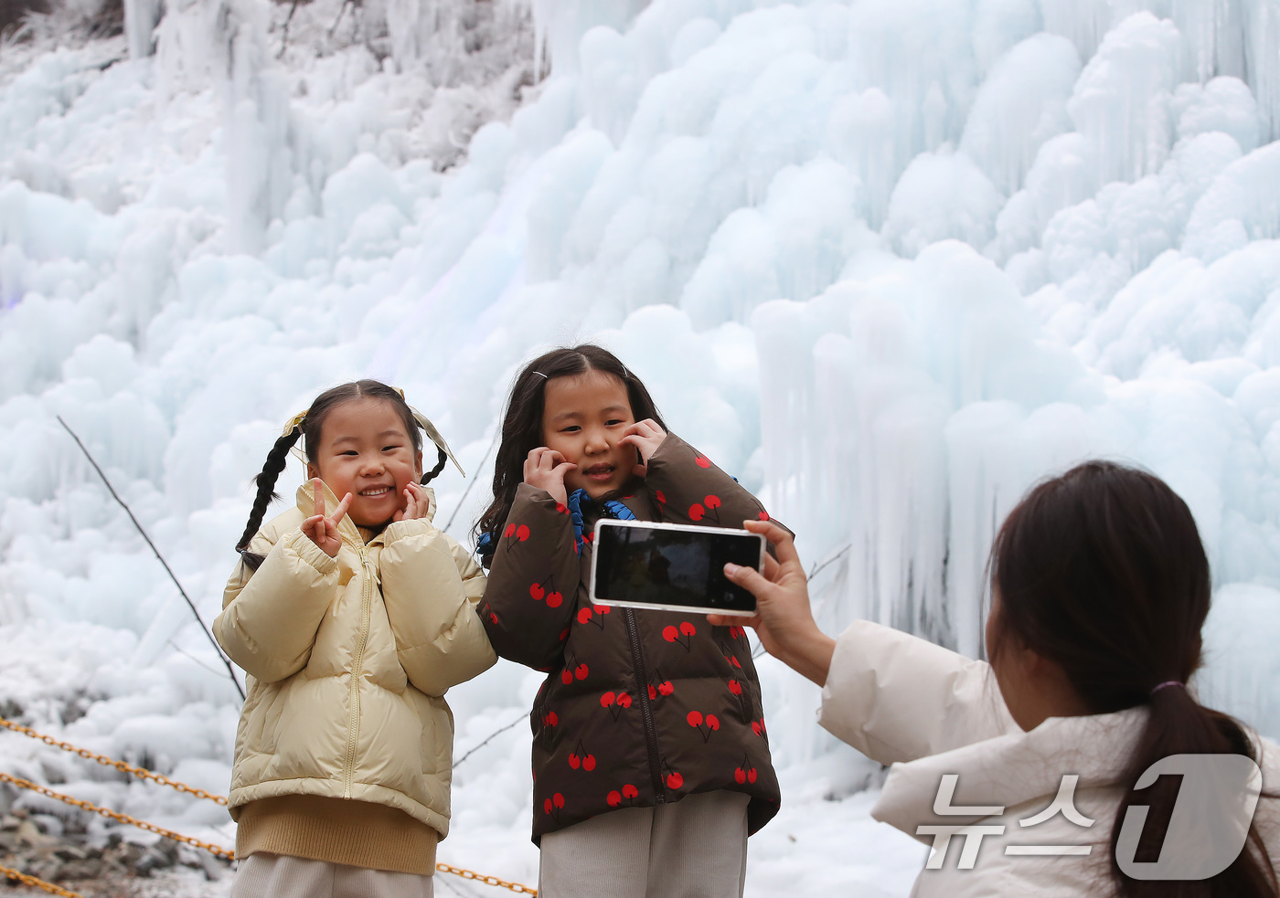 (대구=뉴스1) 공정식 기자 = 7일 오후 대구 달성군 유가읍 비슬산자연휴양림 얼음동산을 찾은 어린들이 꽁꽁 언 빙벽 앞에서 기념촬영을 하고 있다. 2026.1.7/뉴스1