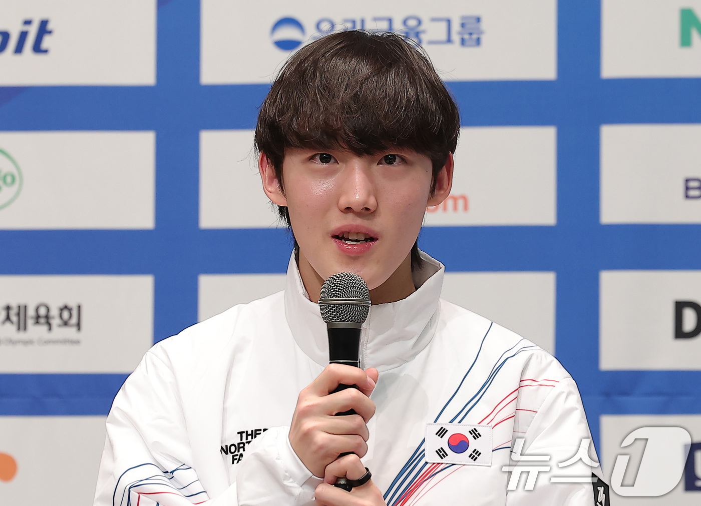 (진천=뉴스1) 김성진 기자 = 쇼트트랙 임종언이 7일 충북 진천선수촌 챔피언하우스에서 열린 2026 밀라노코르티나동계올림픽대회 D-30 미디어데이에서 취재진의 질문에 답하고 있다 …