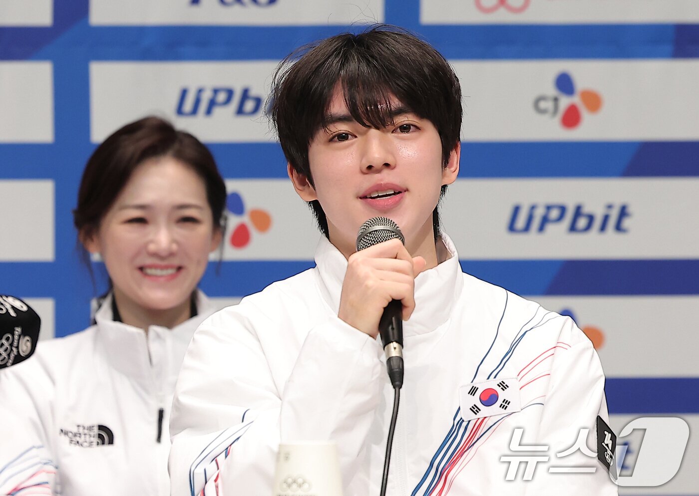 본문 이미지 - 피겨스케이팅 차준환이 7일 충북 진천선수촌 챔피언하우스에서 열린 2026 밀라노코르티나동계올림픽대회 D-30 미디어데이에서 취재진의 질문에 답하고 있다. 2026.1.7/뉴스1 ⓒ News1 김성진 기자